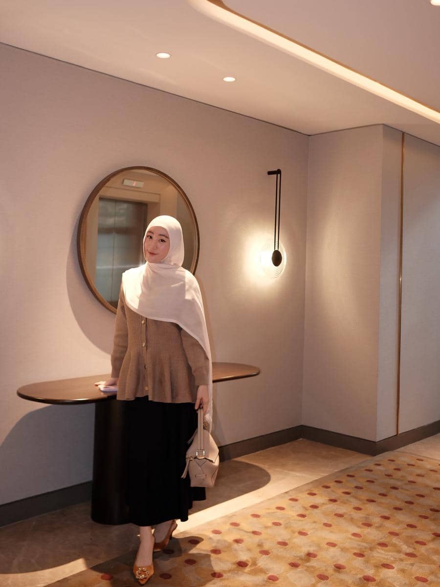 gaya outfit semi formal ala Larissa Chou