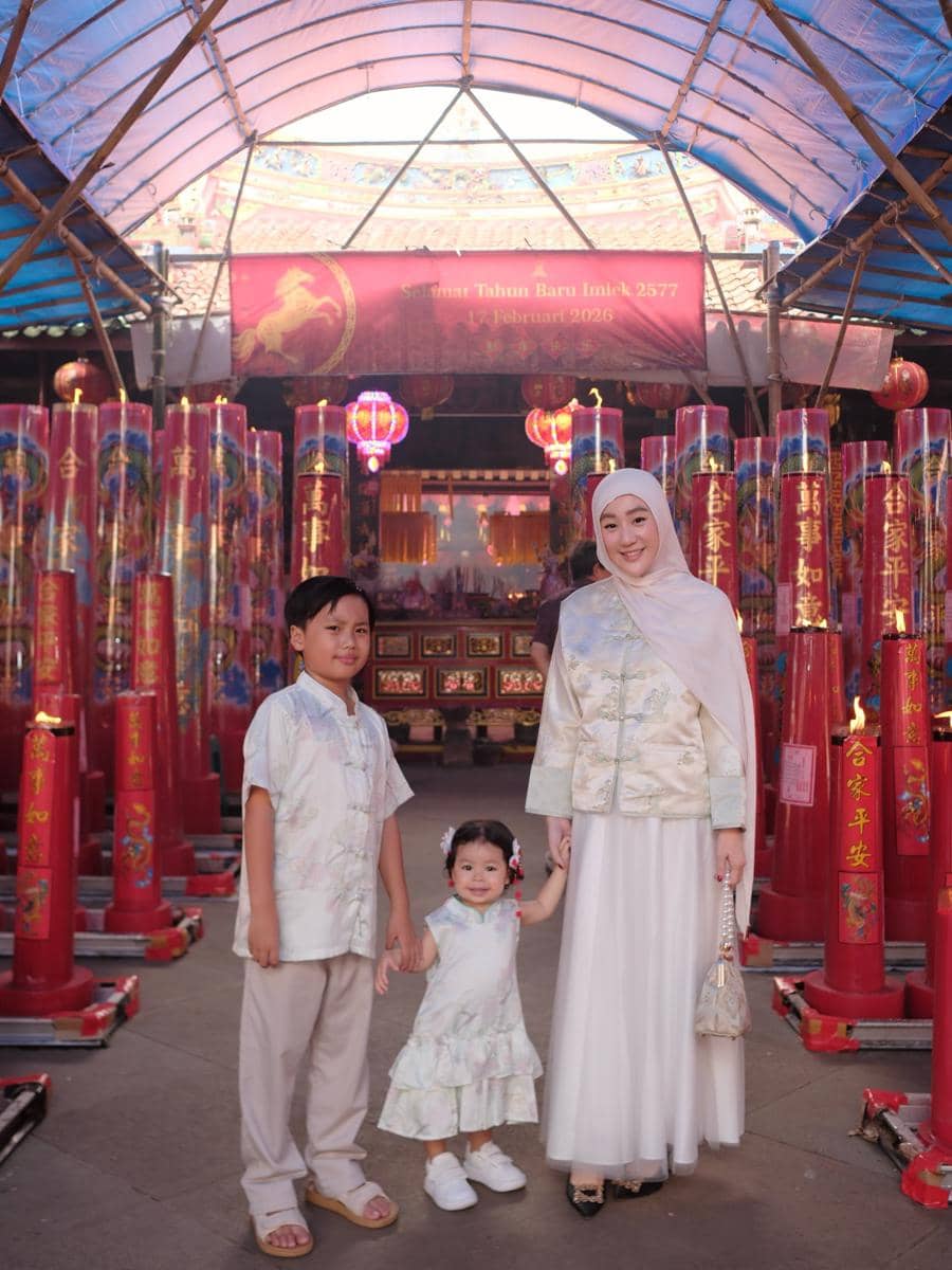 gaya outfit semi formal ala Larissa Chou
