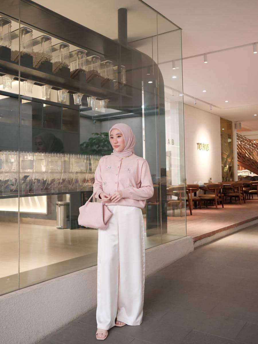 gaya outfit semi formal ala Larissa Chou