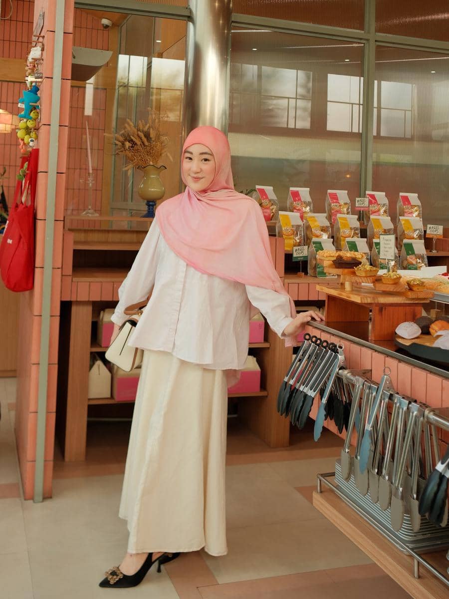 gaya outfit semi formal ala Larissa Chou