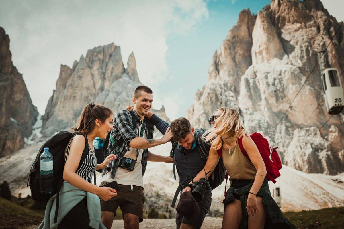 ilustrasi menikmati traveling