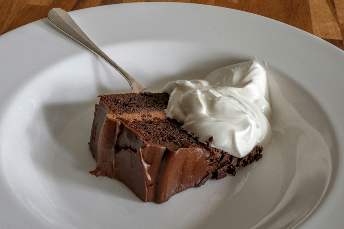Semifreddo cokelat hitam disajikan dengan saus custard kopi sebagai ilustrasi hidangan penutup manis.