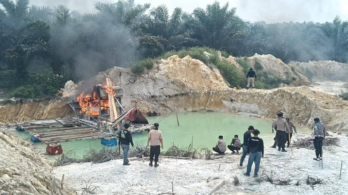 Operasi Tambang Emas Ilegal 14 Hari di Kuansing , 525 Rakit Dibakar