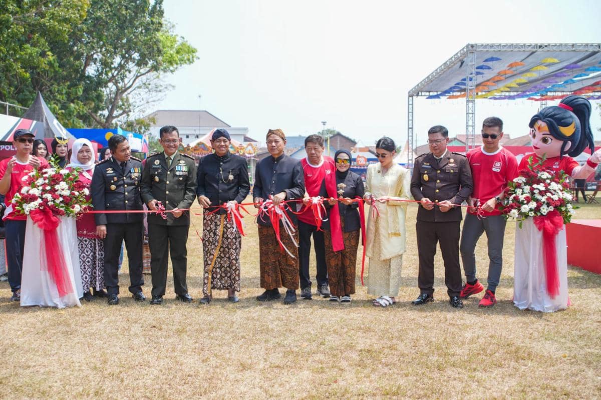 Peserta Srikandi Fair memeriahkan peringatan HUT ke-81 Kemerdekaan Indonesia di Kudus dalam suasana perayaan.