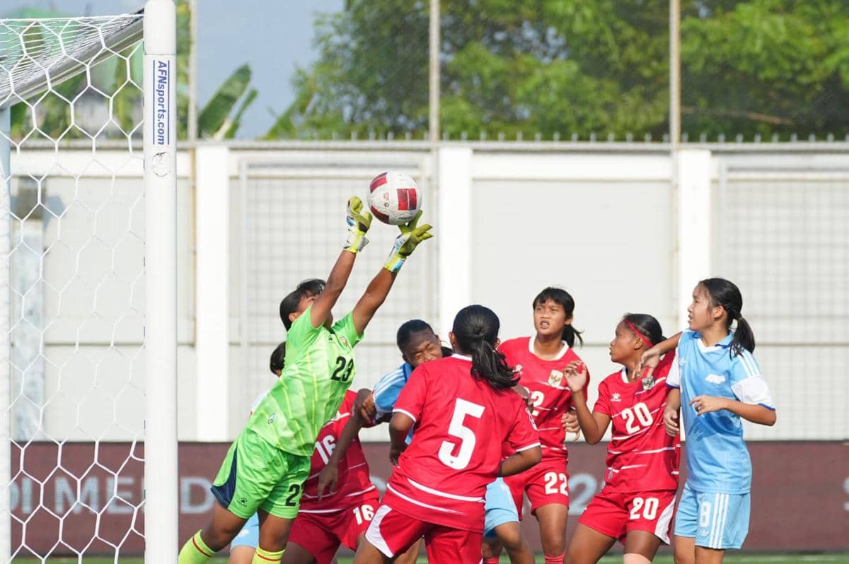 Para pemain Putri Nusantara menghadapi Singapura dalam pertandingan Srikandi Merdeka Cup 2026.
