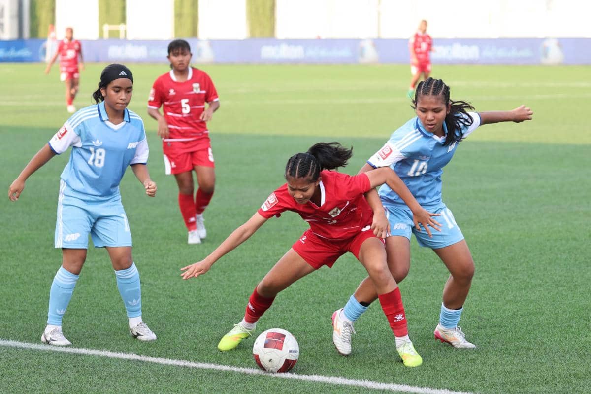 Para pemain tim Putri Nusantara menghadapi tim Singapura dalam laga Srikandi Merdeka Cup 2026 tahun ini.