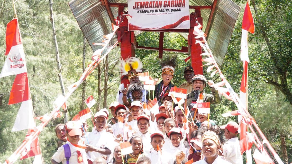 Jembatan Garuda di Kampung Hitadipa, Intan Jaya, Papua Tengah, diresmikan Koops TNI Habema sebagai bagian Kampung Papua Damai.