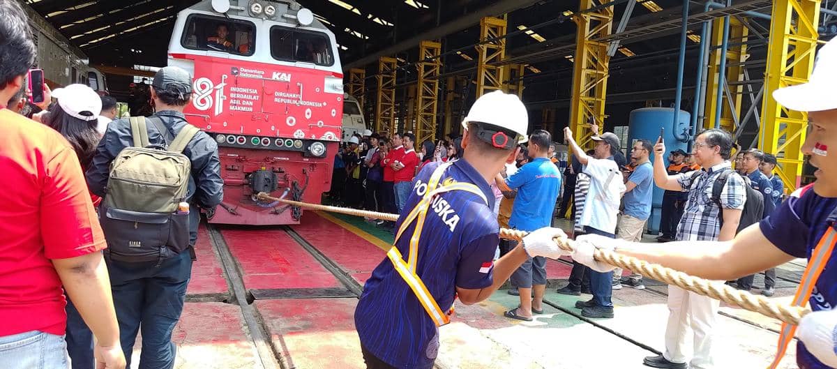 Pegawai Daop 2 Bandung Berlomba Tarik Lokomotif 80 Ton di HUT ke-81 RI