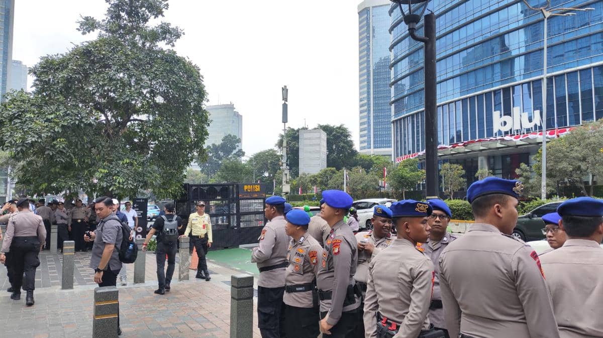 Ratusan personel polisi bersiaga di depan Gedung UOB, Jalan MH Thamrin, Jakarta Pusat, Senin (18/8/2026).
