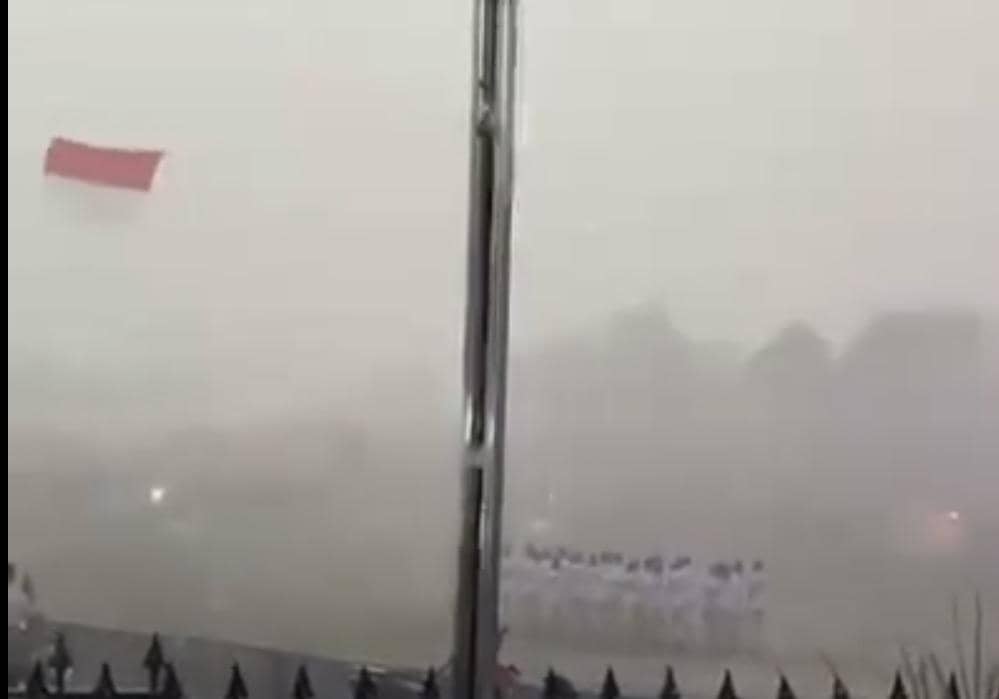 Tiang Bendera Tumbang Diterjang Badai, Paskibraka Landak Tetap Bertugas