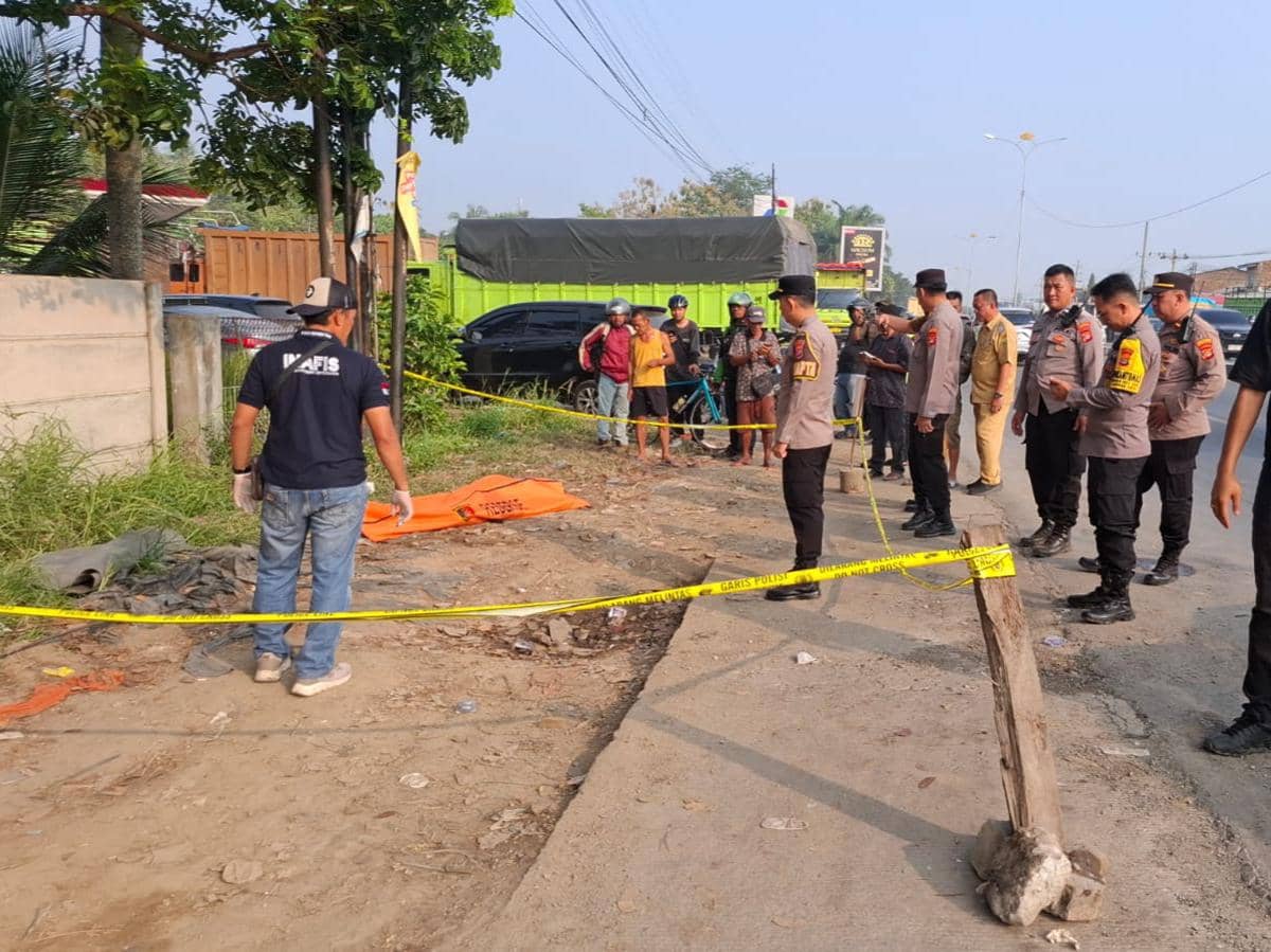 Tergeletak Pinggir Jalan, Pria Tewas Diduga Korban Kecelakaan