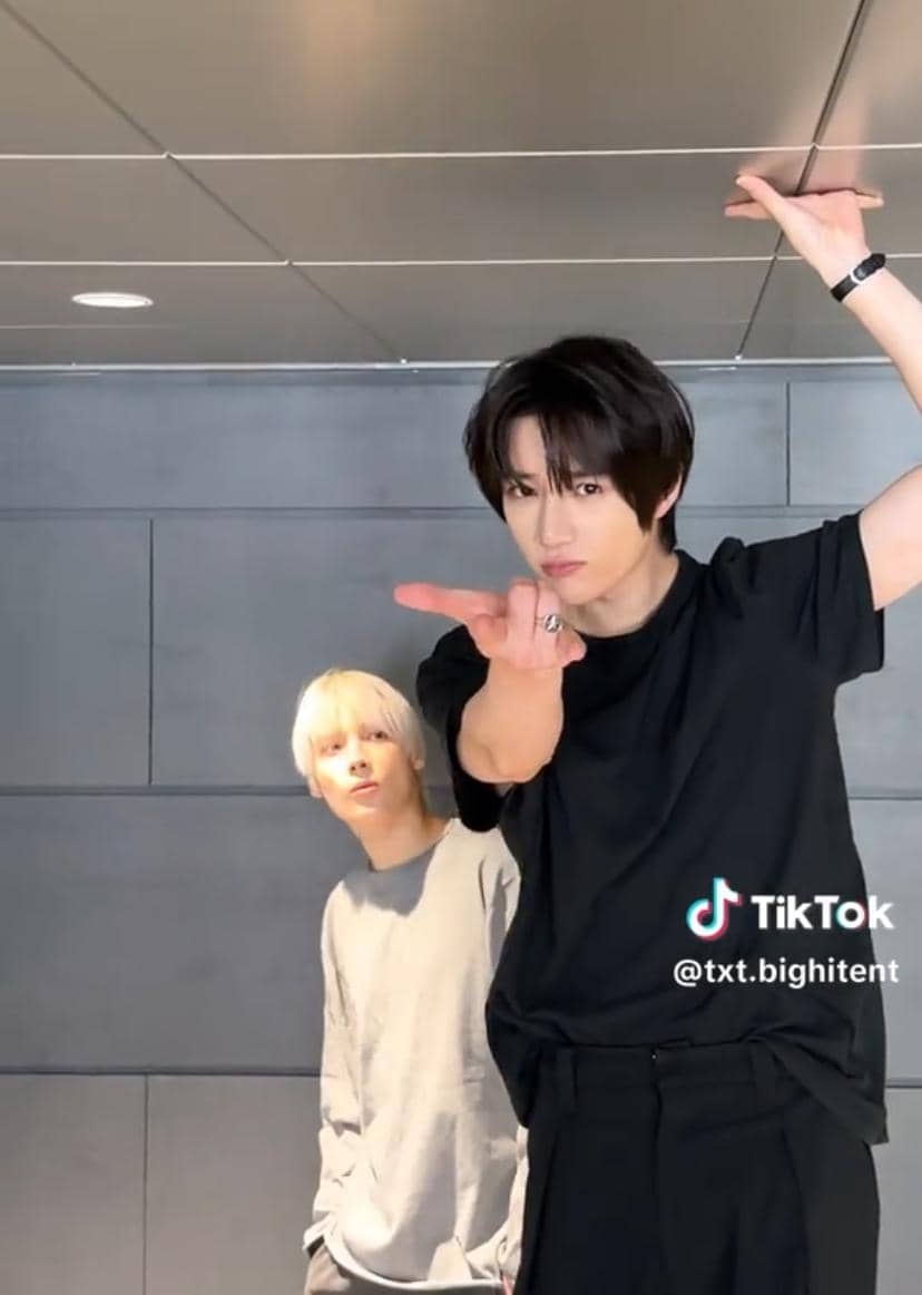 Beomgyu dan Hueningkai, anggota TXT, tampil bersama dalam unggahan TikTok dari akun resmi txt.bighitent.