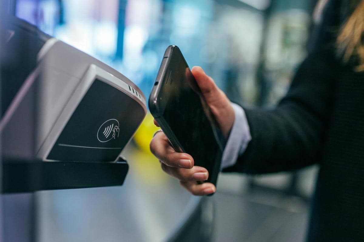 ilustrasi scan ke NFC reader