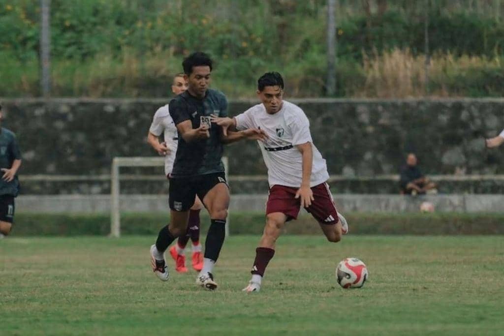 Aksi gelandang PSM, Navarone Foor, dalam laga uji coba pramusim melawan Borneo FC pada 15 Agustus 2026.