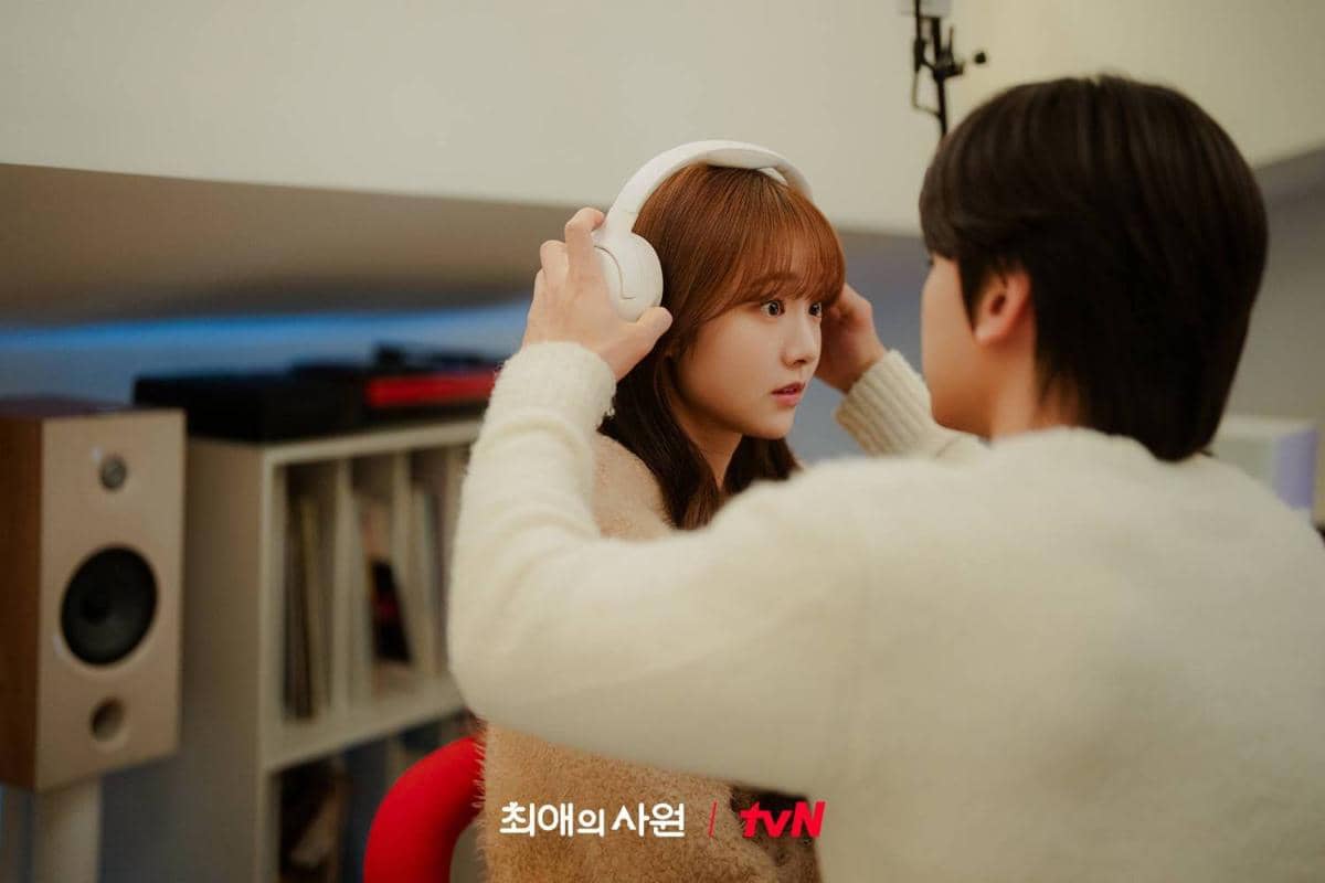 Cuplikan adegan dari drama Korea My Bias, My Boss yang didokumentasikan oleh stasiun televisi tvN.