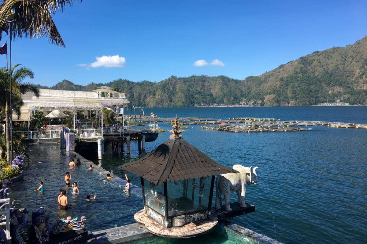 pemandian air panas alami dengan view Danau Batur (dok.pribadi/Natalia Indah)