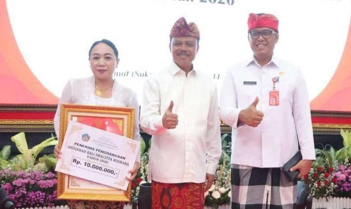 Ni Wayan Sri Yasmini menerima piagam Anugerah Bali Swacitta Nugraha 2026 di Gedung Wiswa Sabha Utama, Bali.