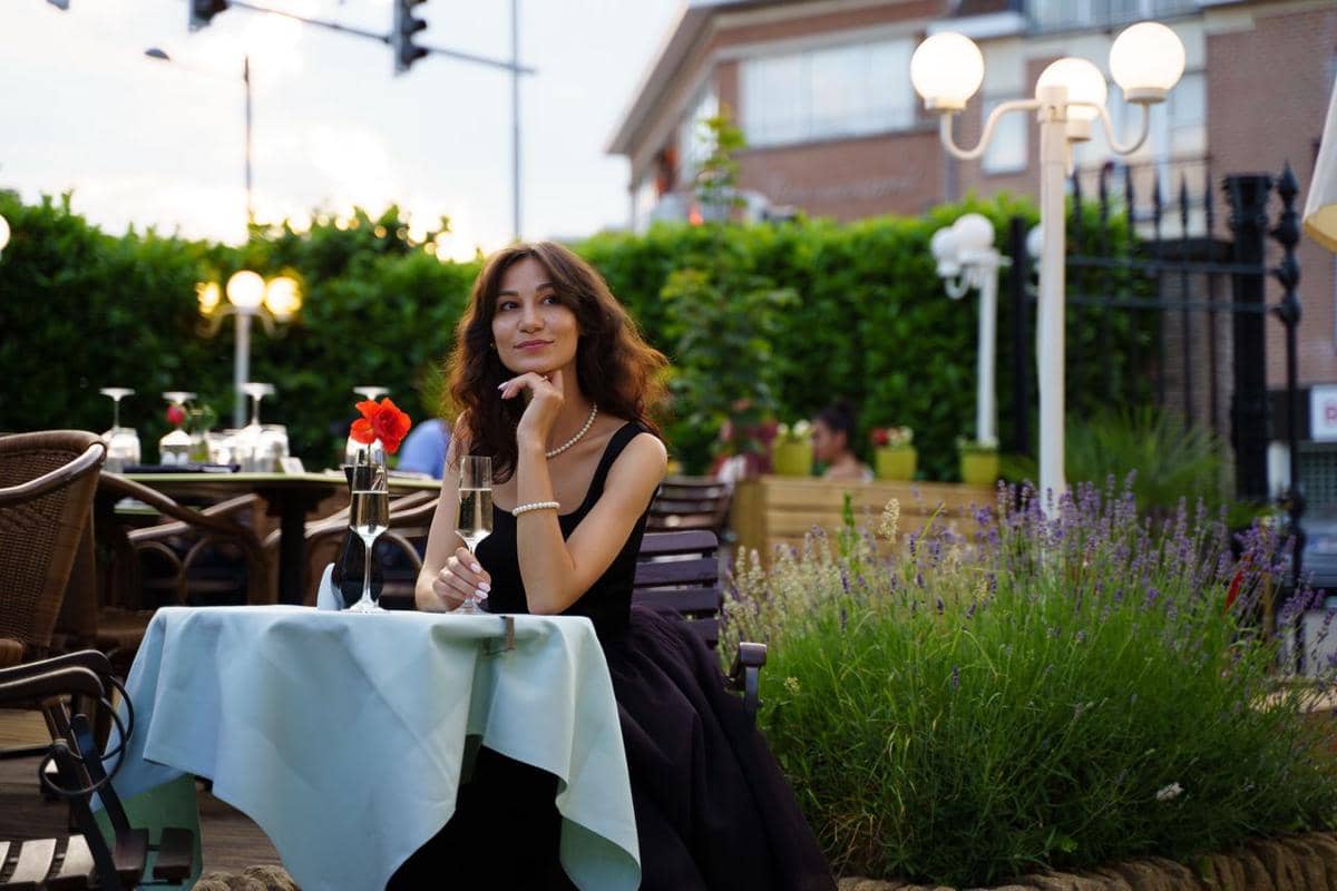 ilustrasi perempuan yang sedang menikmati solo date di kafe