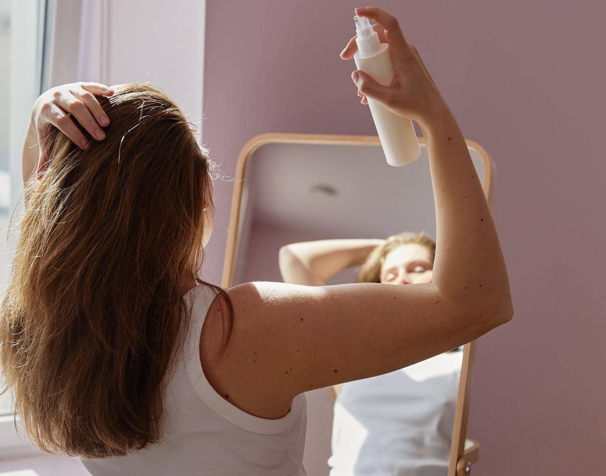 Ilustrasi penggunaan dry shampoo untuk menyegarkan rambut agar tampak bersih tanpa perlu keramas dengan air.