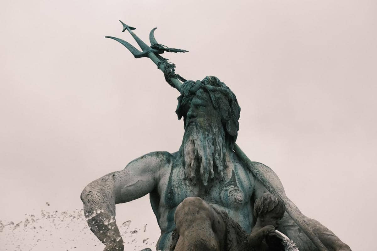 ilustrasi patung Poseidon