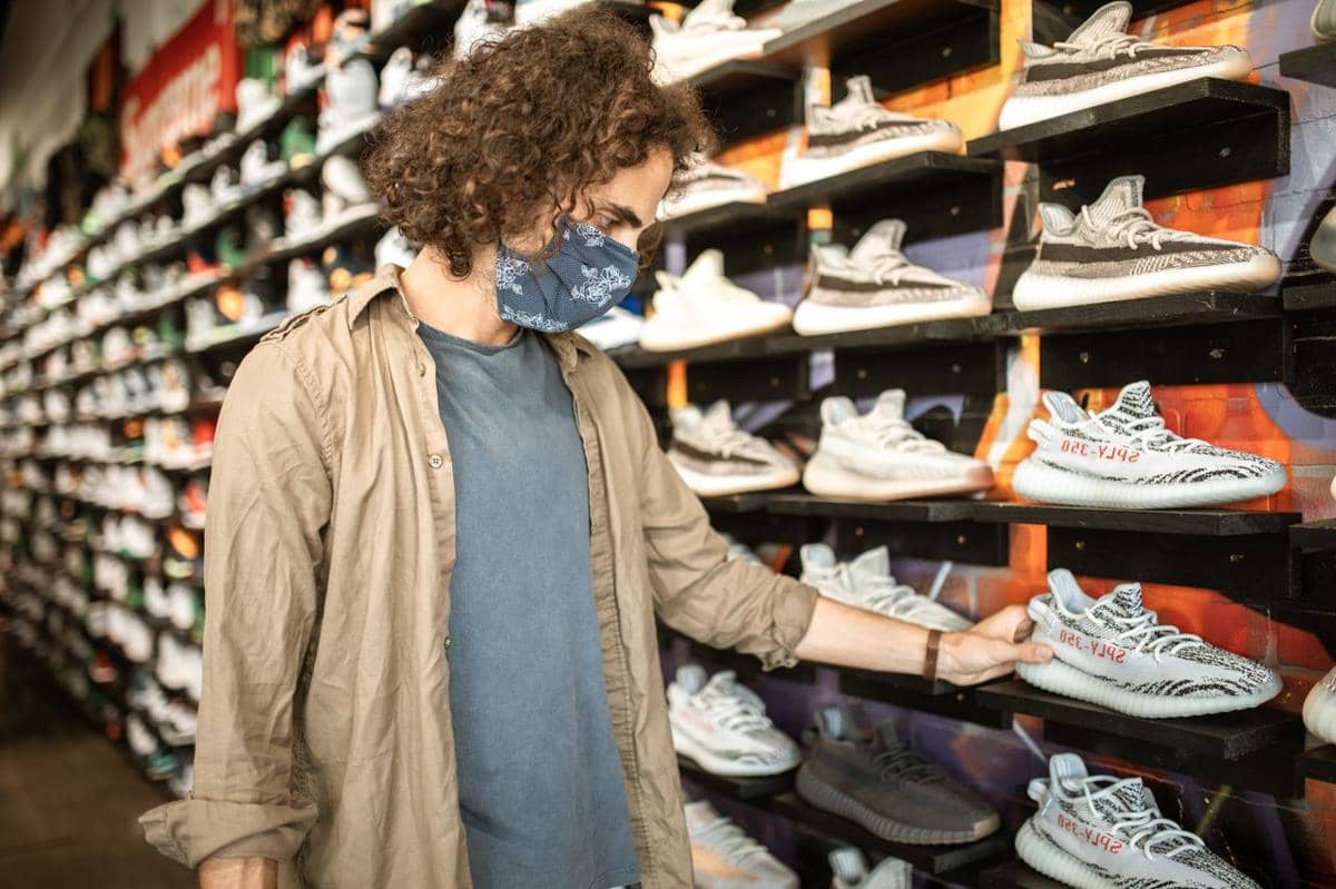 5 Hal yang Perlu Diperhatikan sebelum Membeli Sepatu Diskonan