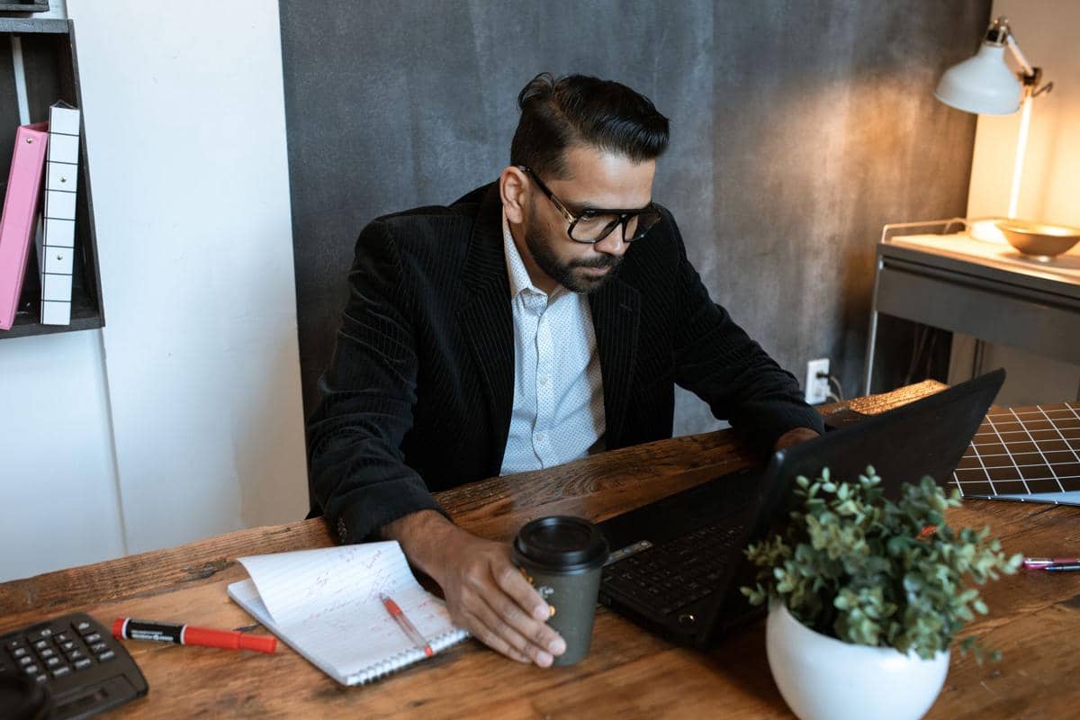 ilustrasi pria sedang fokus bekerja di depan laptop