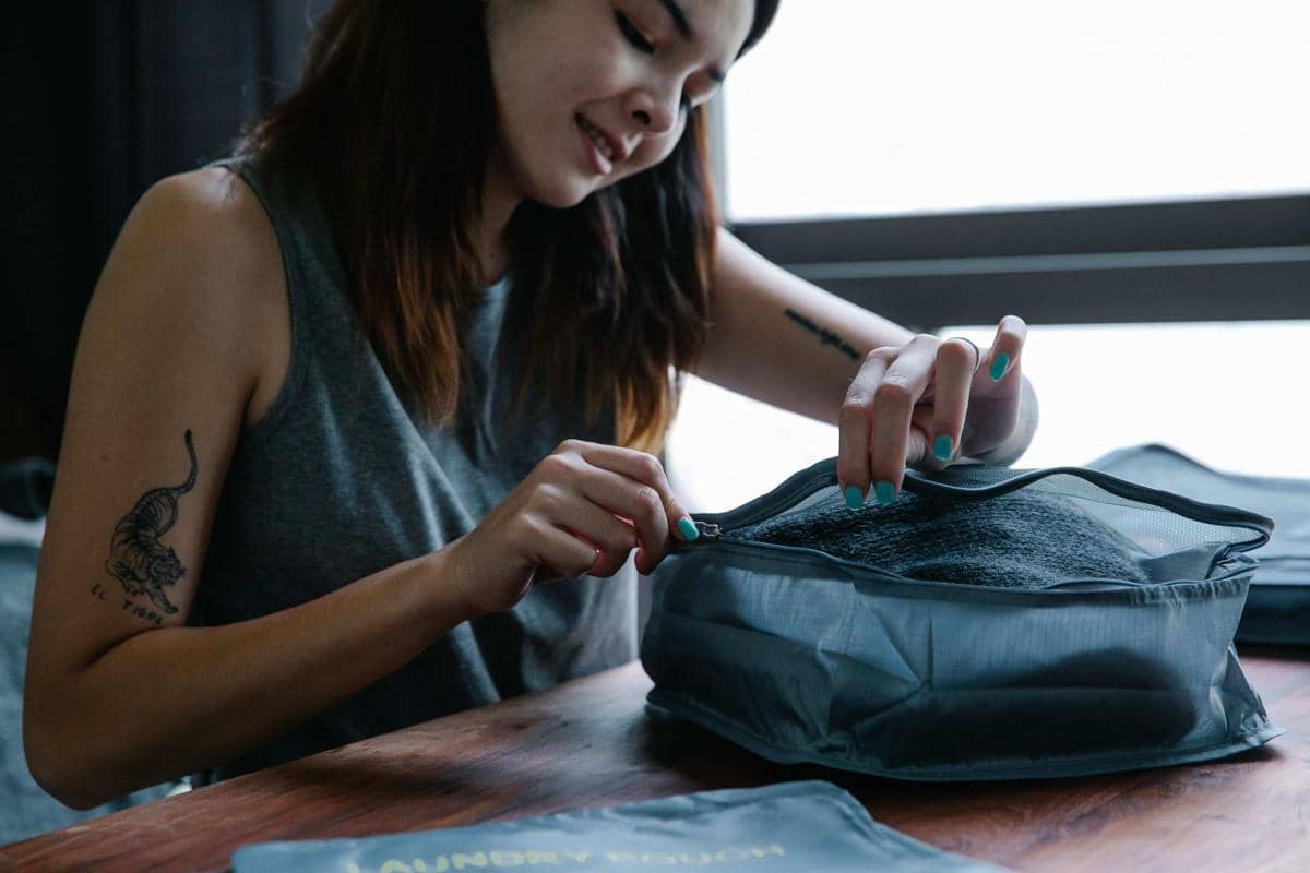 Ilustrasi sebuah pouch sebagai tas kecil serbaguna untuk menyimpan barang bawaan sehari-hari dengan praktis.