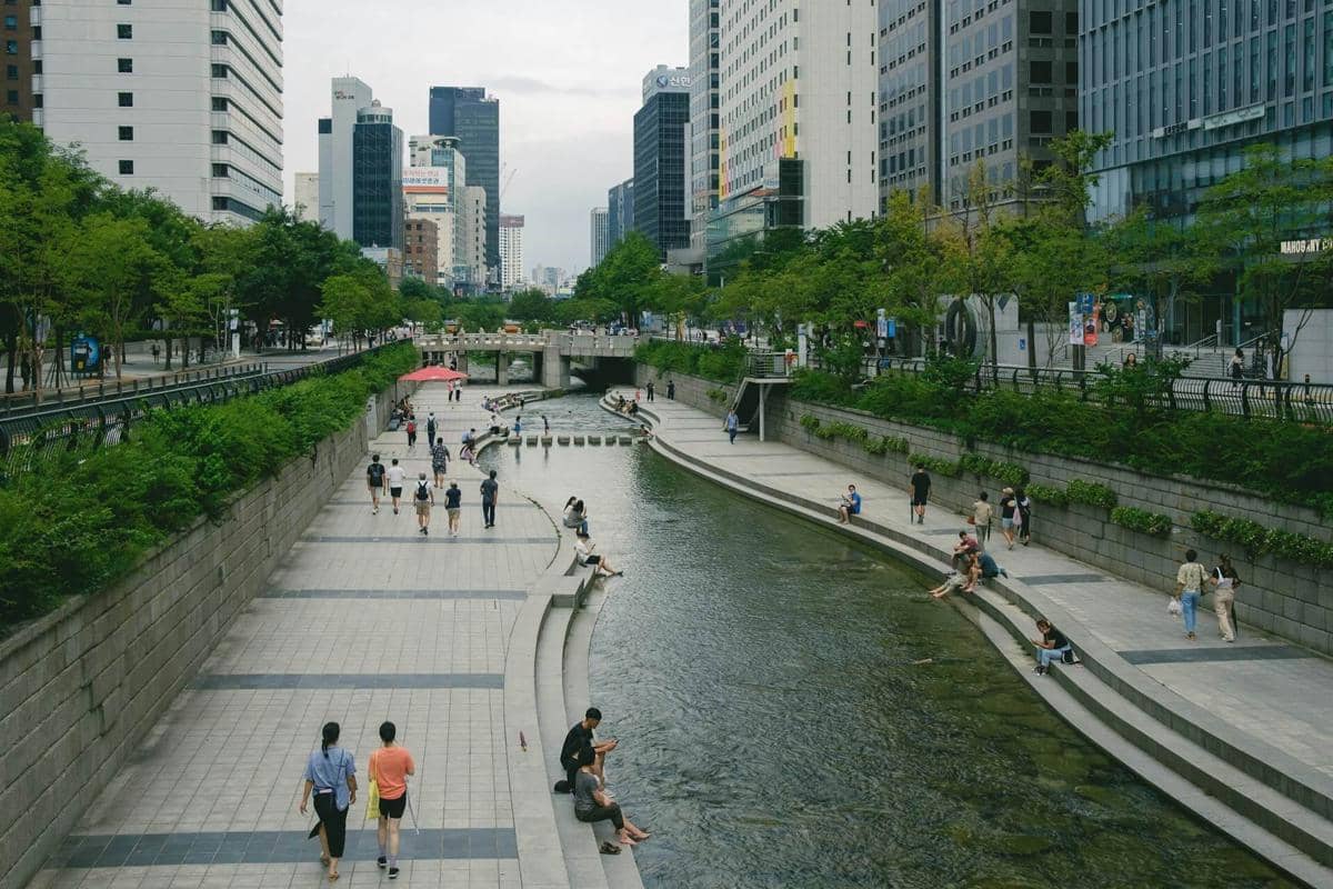 Seoul Perketat Aturan, Minum dan Merokok di Cheonggye Stream Bisa Kena Denda!