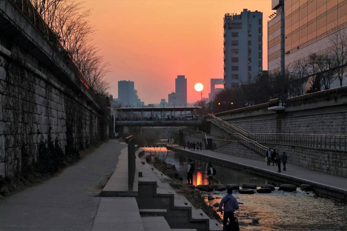 ilustrasi Cheonggyecheon Stream, Seoul, Korea Selatan saat sunset 