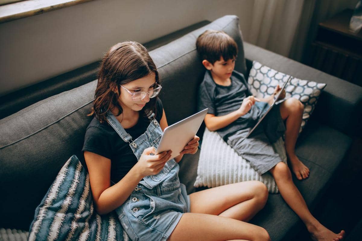 ilustrasi screen time, anak kecil main tablet, ponsel, hp, gadget