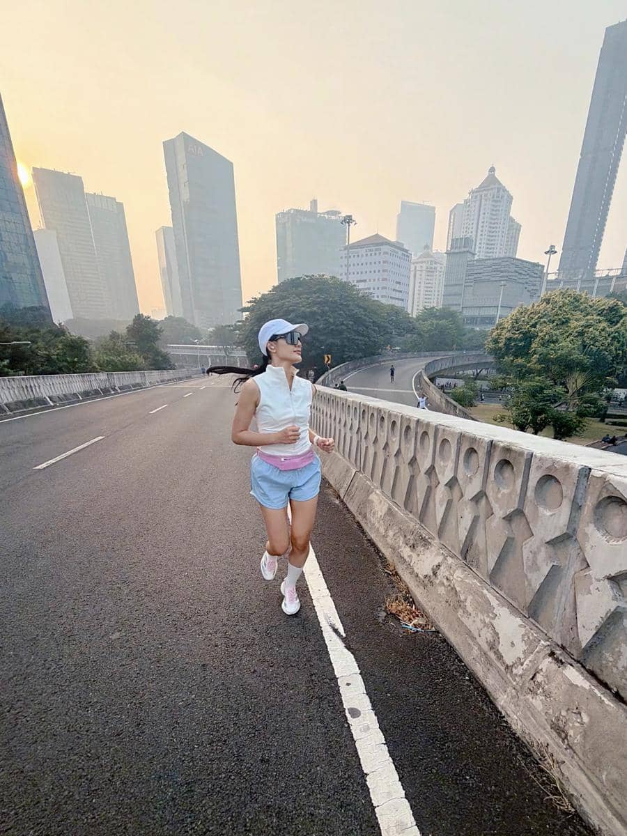Anissa Aziza ajak suami dan anak jogging di hari libur