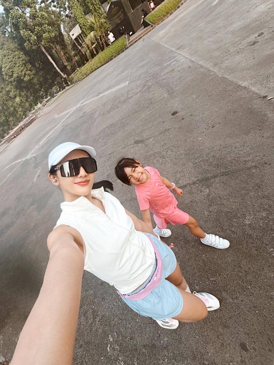 Anissa Aziza ajak suami dan anak jogging di hari libur