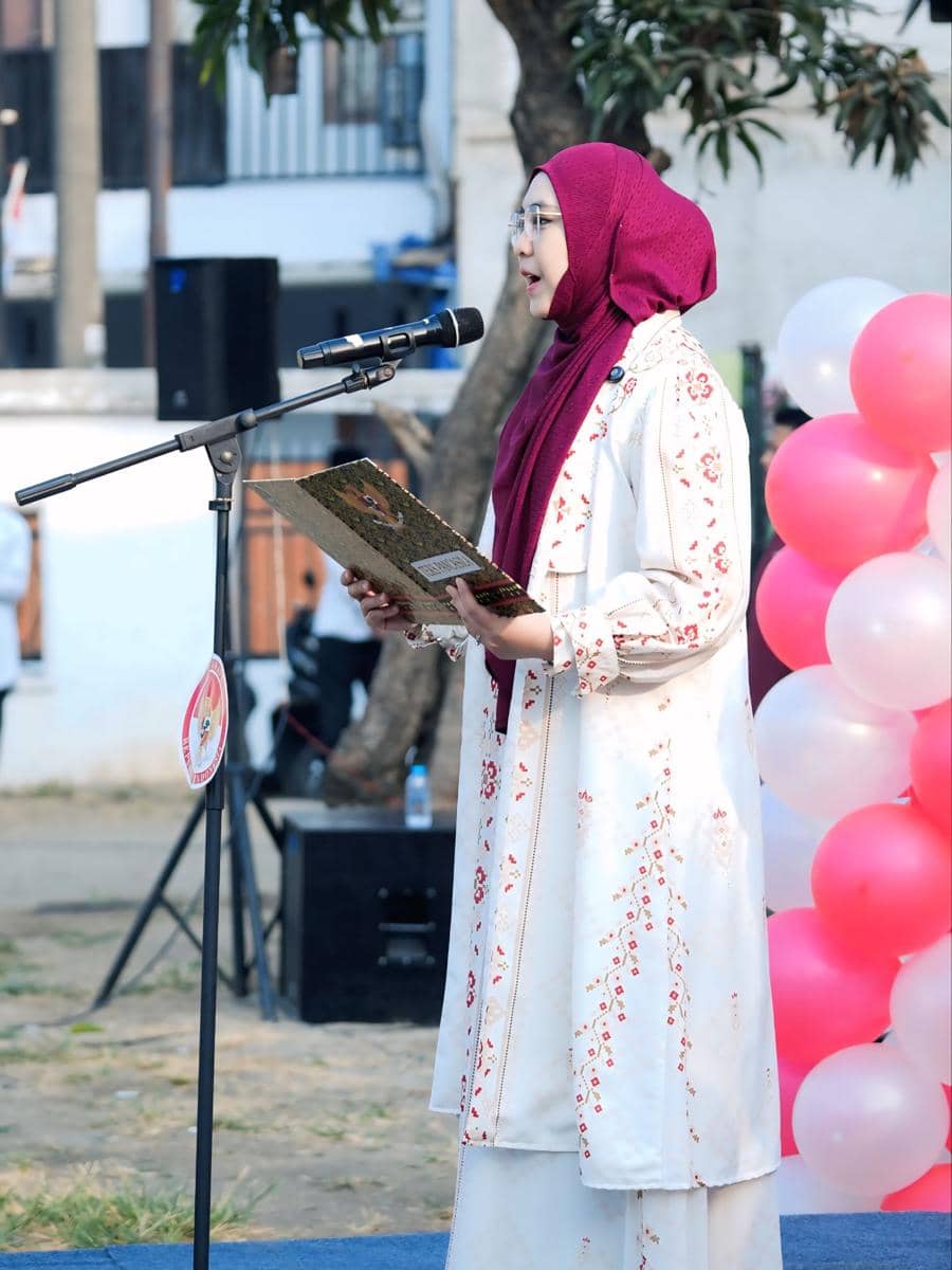 Oki Setiana Dewi saat jadi inspektur upacara 17 Agustus