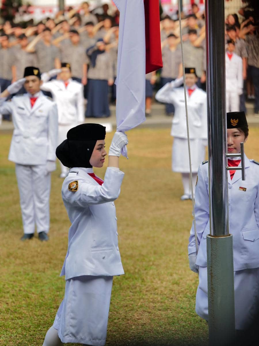 Shanika anak Rionaldo Stokhorst jadi petugas upacara bendera