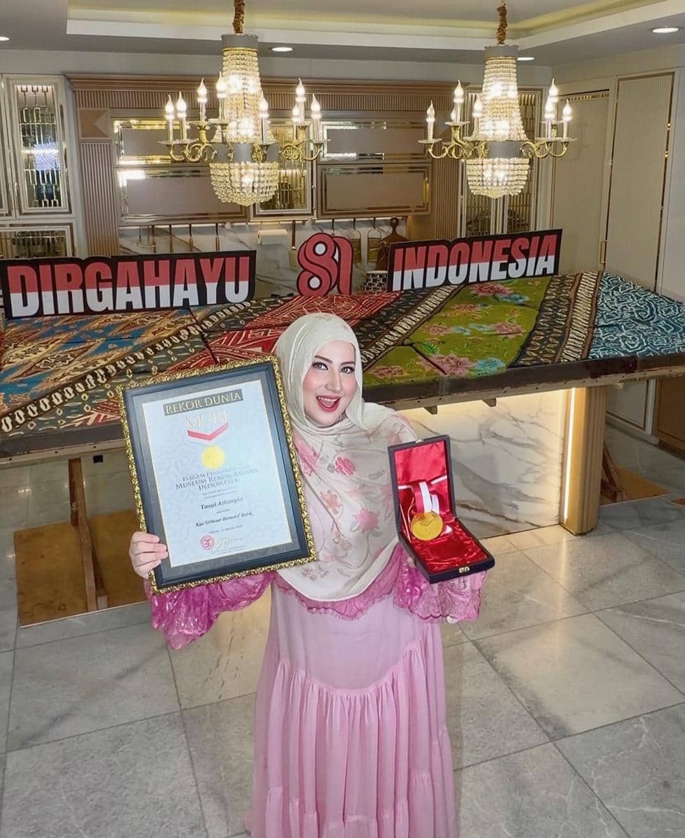 Tasyi Athasyia buat kue motif batik terbesar