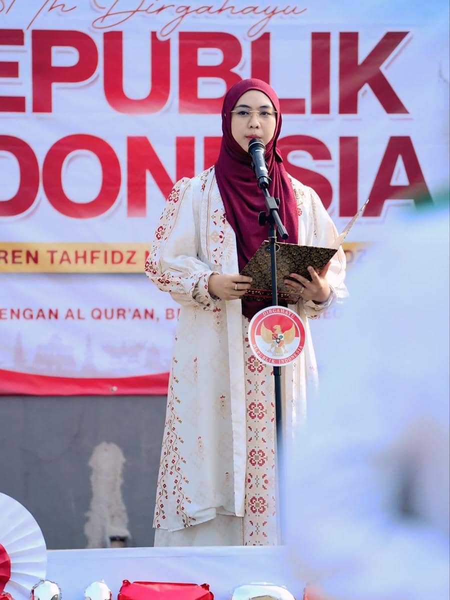 Oki Setiana Dewi saat jadi inspektur upacara 17 Agustus