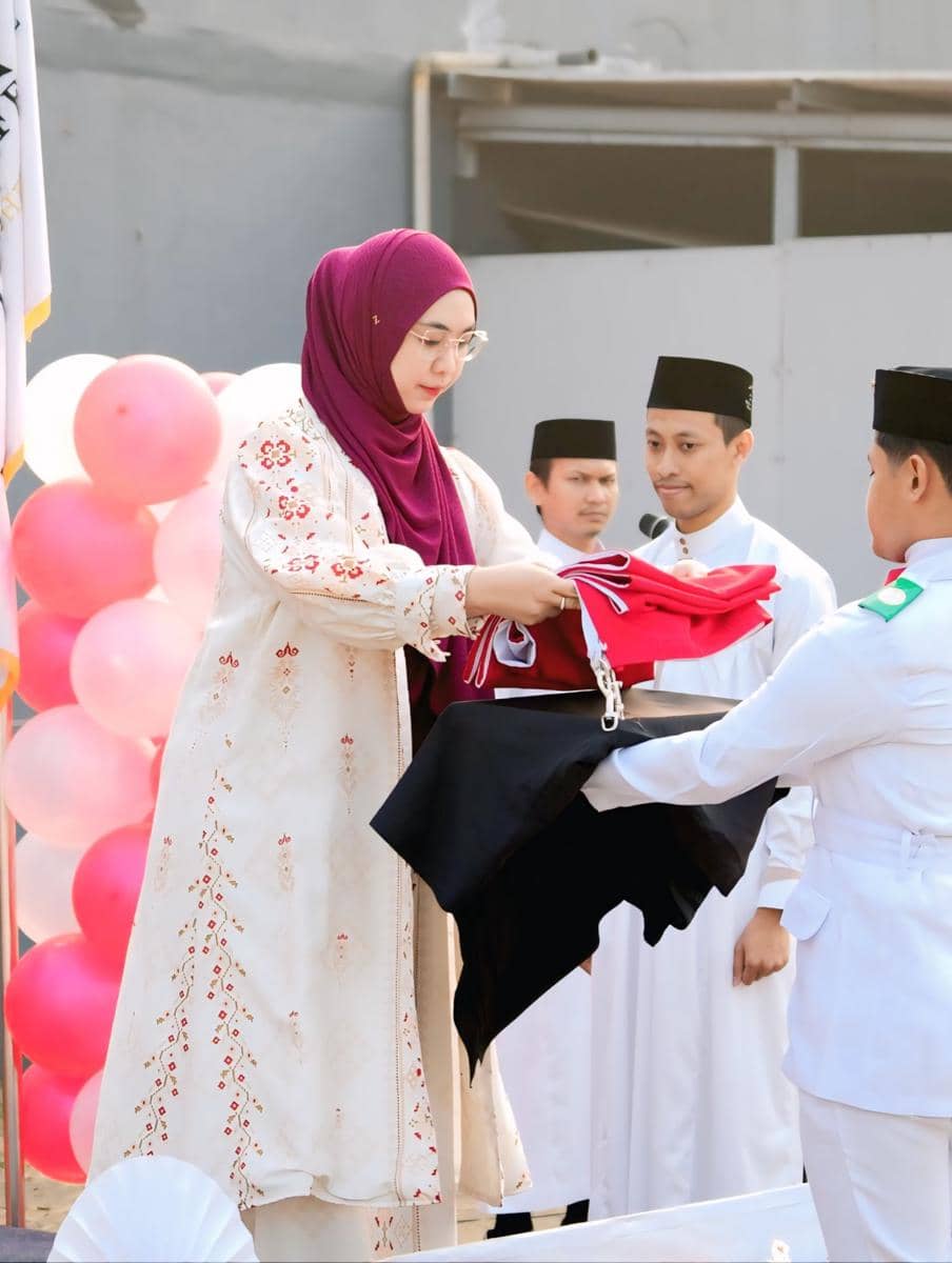 Oki Setiana Dewi saat jadi inspektur upacara 17 Agustus