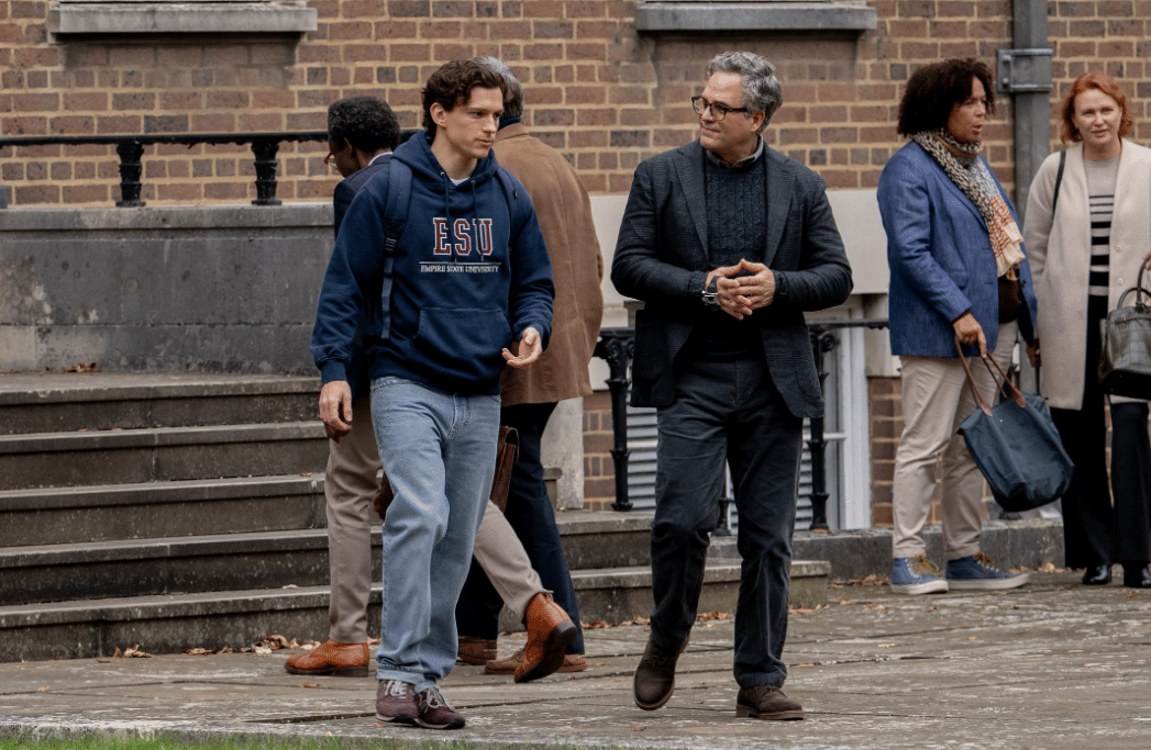 Peter Parker berbicara dengan Bruce Banner dalam adegan Spider-Man: Brand New Day produksi Sony Pictures Entertainment.