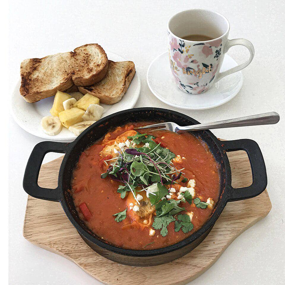 ilustrasi shakshuka dengan roti