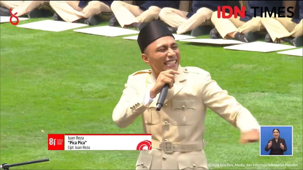 Juan Reza tampil di upacara pengibaran bendera