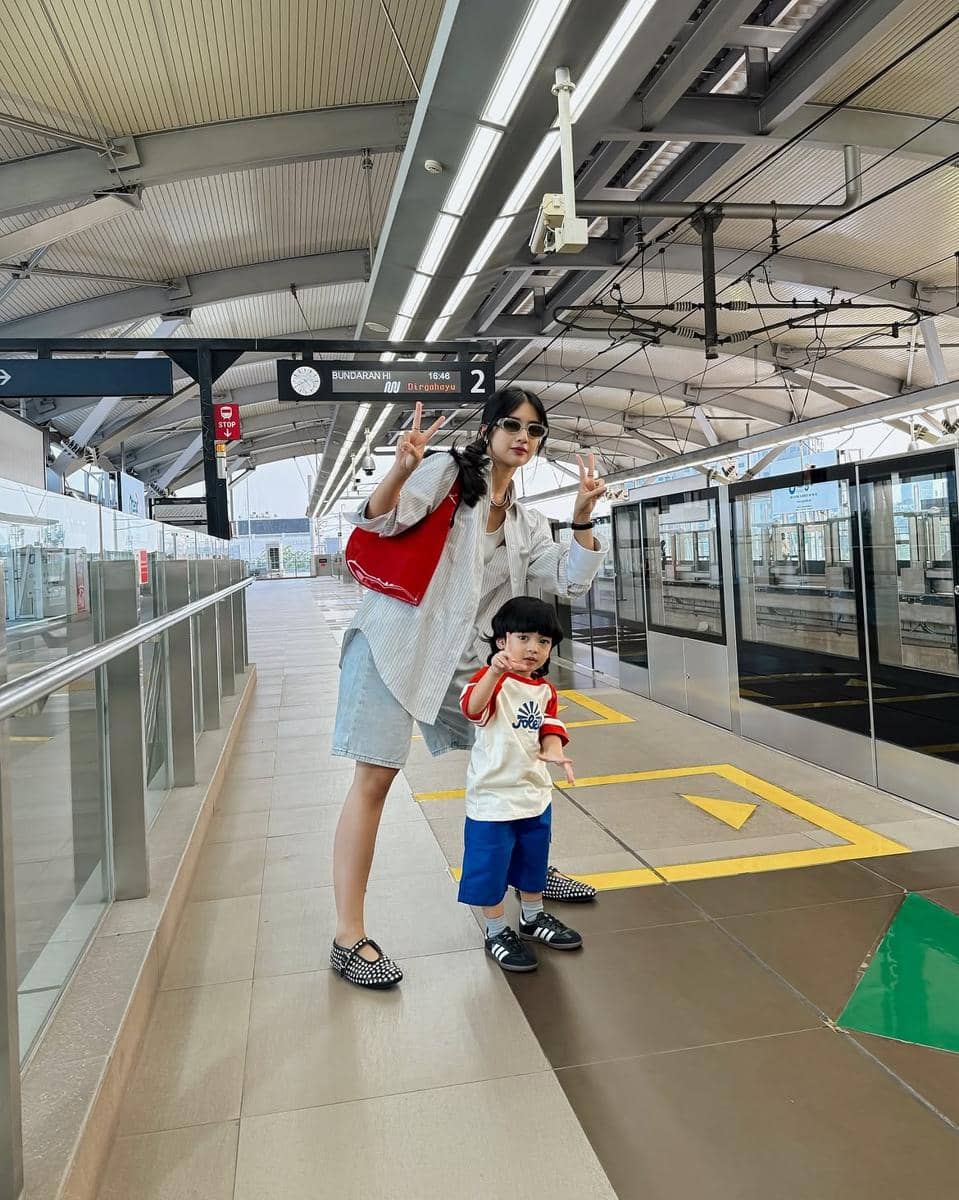 inspirasi outfit ibu-anak ala Fita Anggriani 