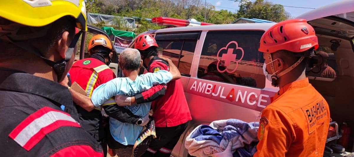 PMI Bantu Rujuk Pasien Gempa NTT ke Labuan Bajo
