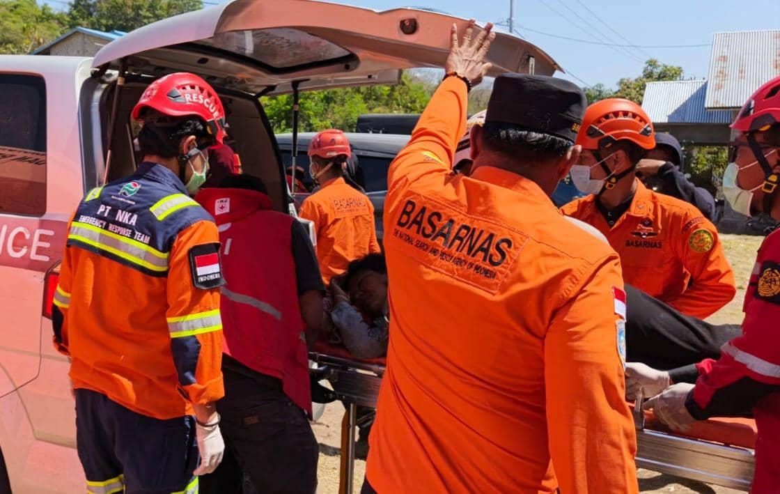 Palang Merah Indonesia (PMI) memperkuat layanan kesehatan bagi masyarakat terdampak gempa di Dampek, Kecamatan Lamba Leda Utara, Kabupaten M