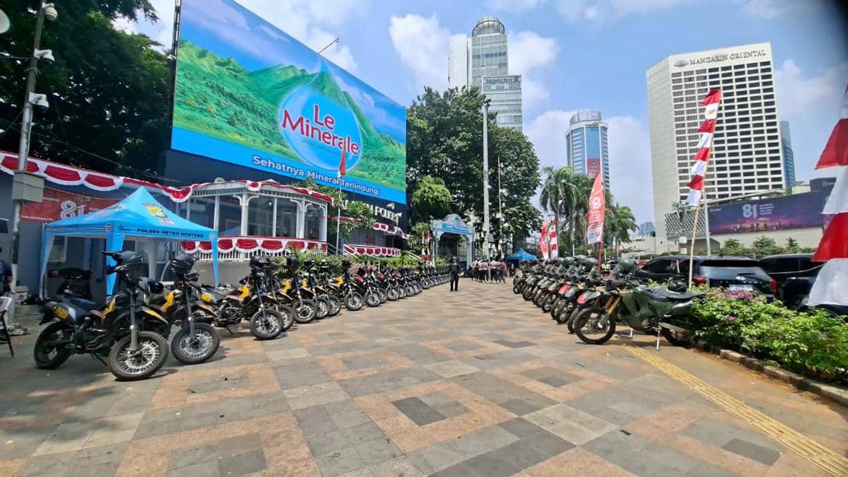 Puluhan Motor Trail Polisi-TNI Siaga Amankan Demo BEM UI di Bundaran HI
