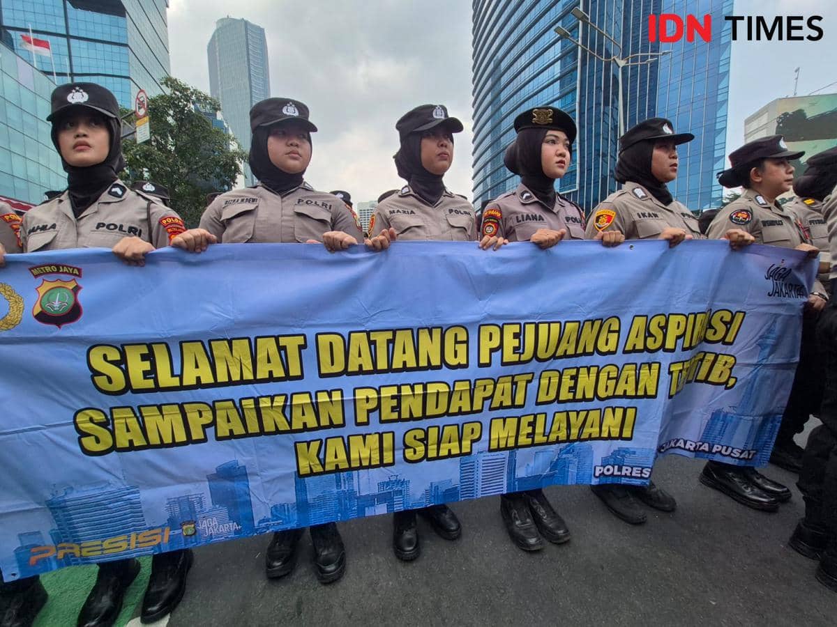 Tiba di Sudirman, BEM UI Disambut Polwan Bawa Spanduk Selamat Datang