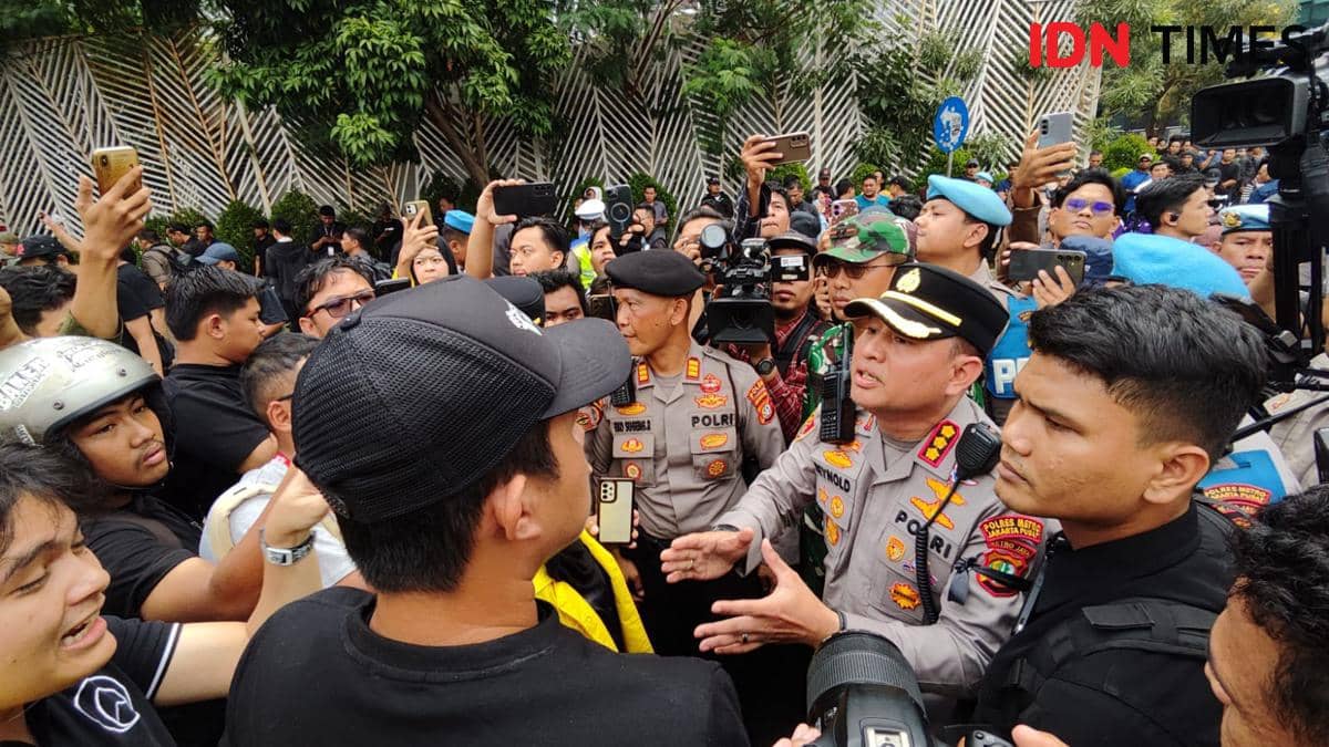 Demo BEM UI di Bundaran HI Diadang Polisi.