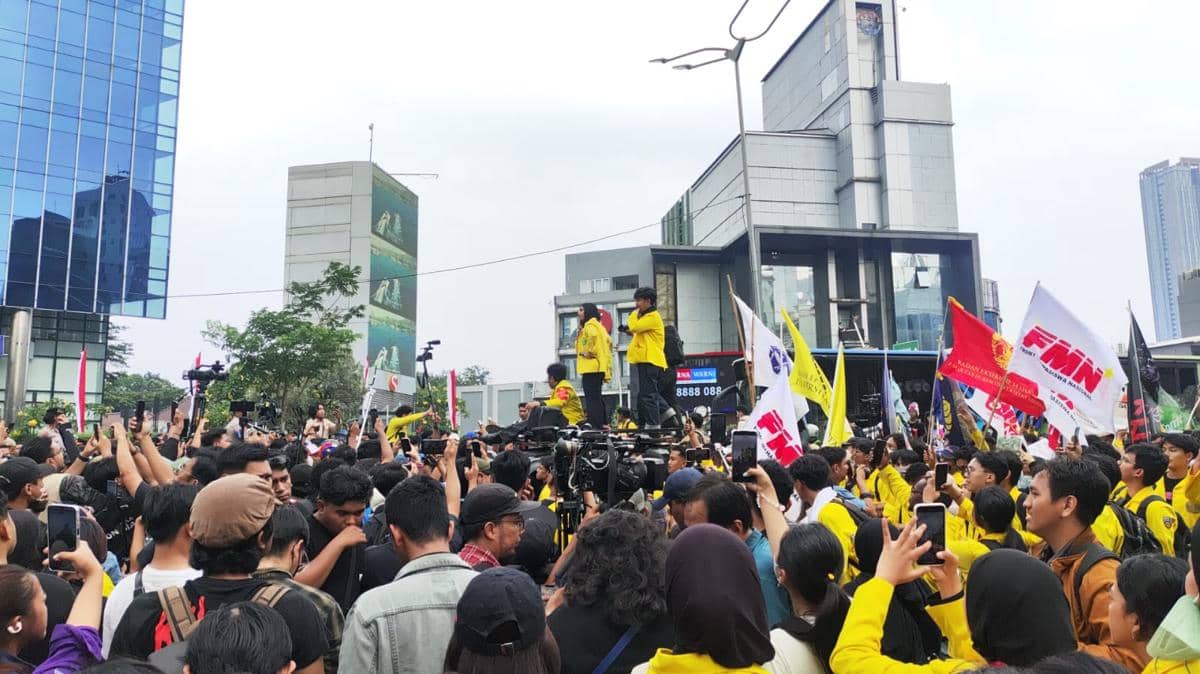 Massa Badan Eksekutif Mahasiswa Universitas Indonesia (BEM UI) gelar demo di depan Gedung Plaza UOB, Jakarta Pusat, Senin (18/8/2026). (IDN