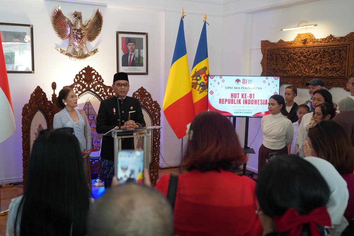 Duta Besar RI untuk Rumania dan Republik Moldova, Meidyatama Suryodiningrat, bersama masyarakat Indonesia dan Rumania pada acara kebersamaan
