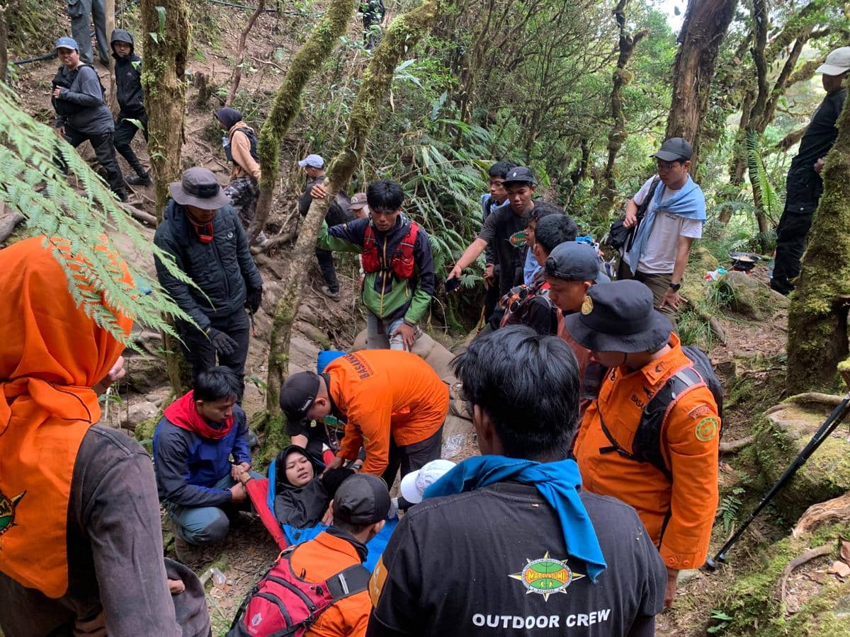 Sebanyak 31 pendaki tumbang saat merayakan pengibaran Bendera Merah Putih HUT ke-81 RI di kawasan Gunung Bawakaraeng, Kabupaten Gowa, Sulawe
