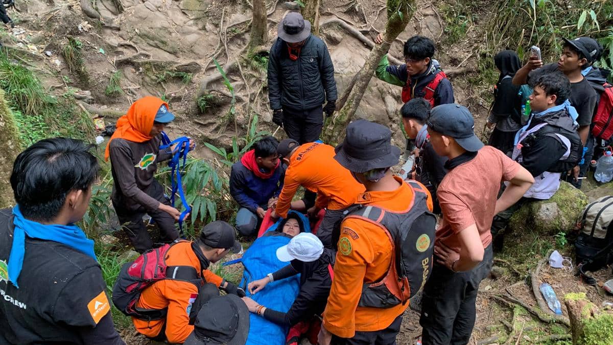 Sebanyak 31 pendaki tumbang saat merayakan pengibaran Bendera Merah Putih HUT ke-81 RI di kawasan Gunung Bawakaraeng, Kabupaten Gowa, Sulawe